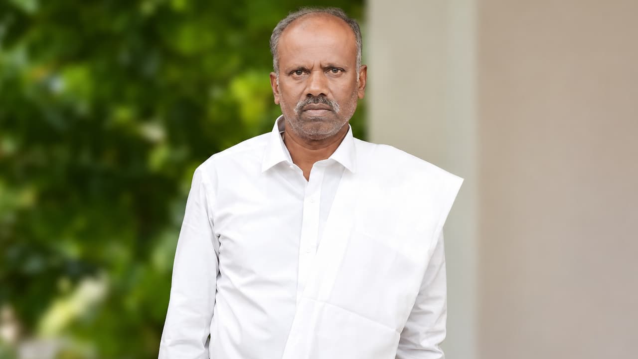 ತುಮಕೂರಿನಲ್ಲಿ ಅಸ್ವಸ್ಥಗೊಂಡು ರಸ್ತೆಯಲ್ಲೇ ಕುಸಿದು ಬಿದ್ದ ಪೊಲೀಸ್ ಪೇದೆ: ಆಮೇಲೆನಾಯ್ತು?