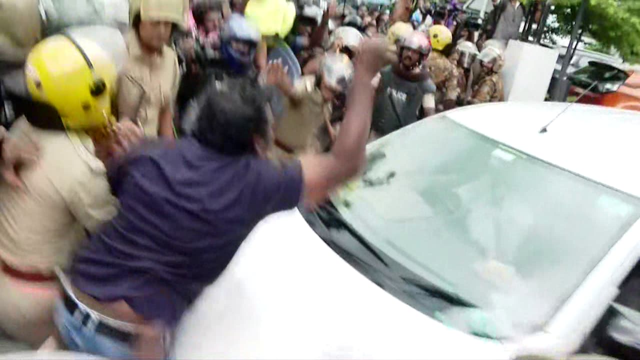 A major clash broke out outside ex-Kerala Chief Minister Pinarayi Vijayan’s residence in Thiruvananthapuram after ED officials completed searches linked to the CMRL money laundering case. CPI(M) workers allegedly blocked the officials, damaged an ED vehicle and clashed with police. The police later used lathi charge to disperse protestors.