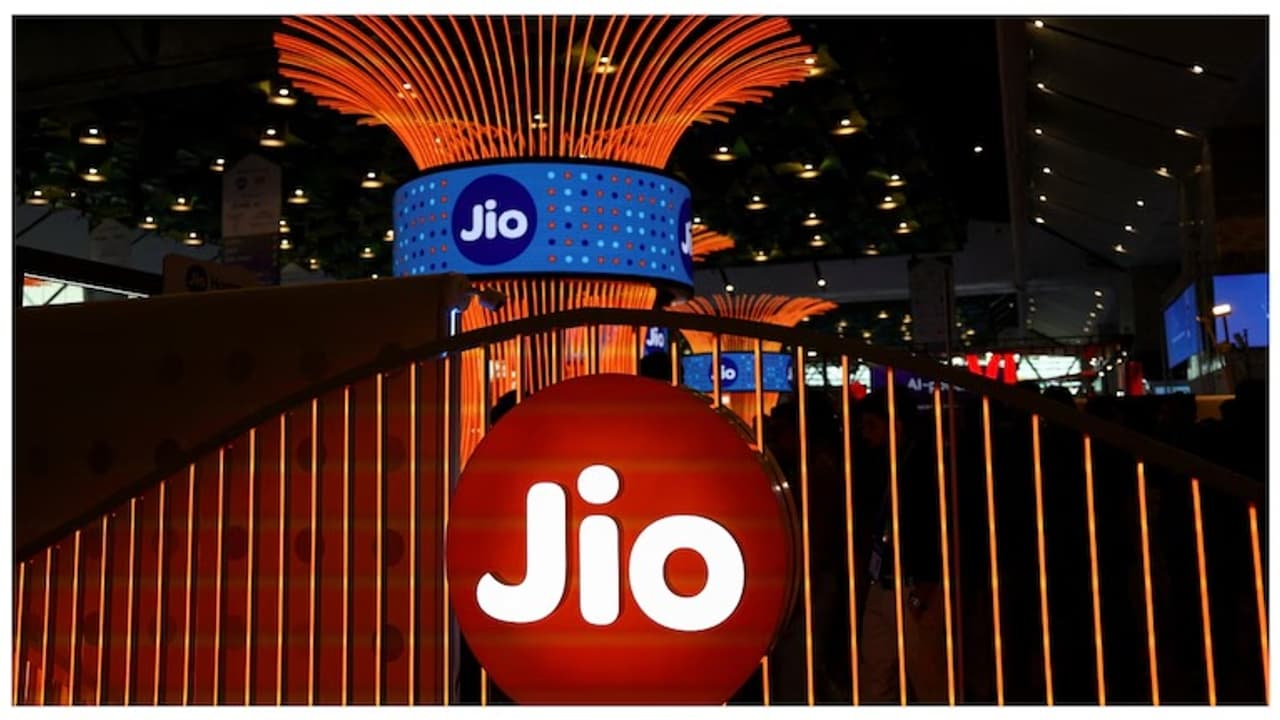 Jio Platforms IPO: முகேஷ் அம்பானியின் அடுத்த மெகா மூவ்.. ரூ.37,700 கோடி திரட்ட ஜியோவின் மெகா பிளான்