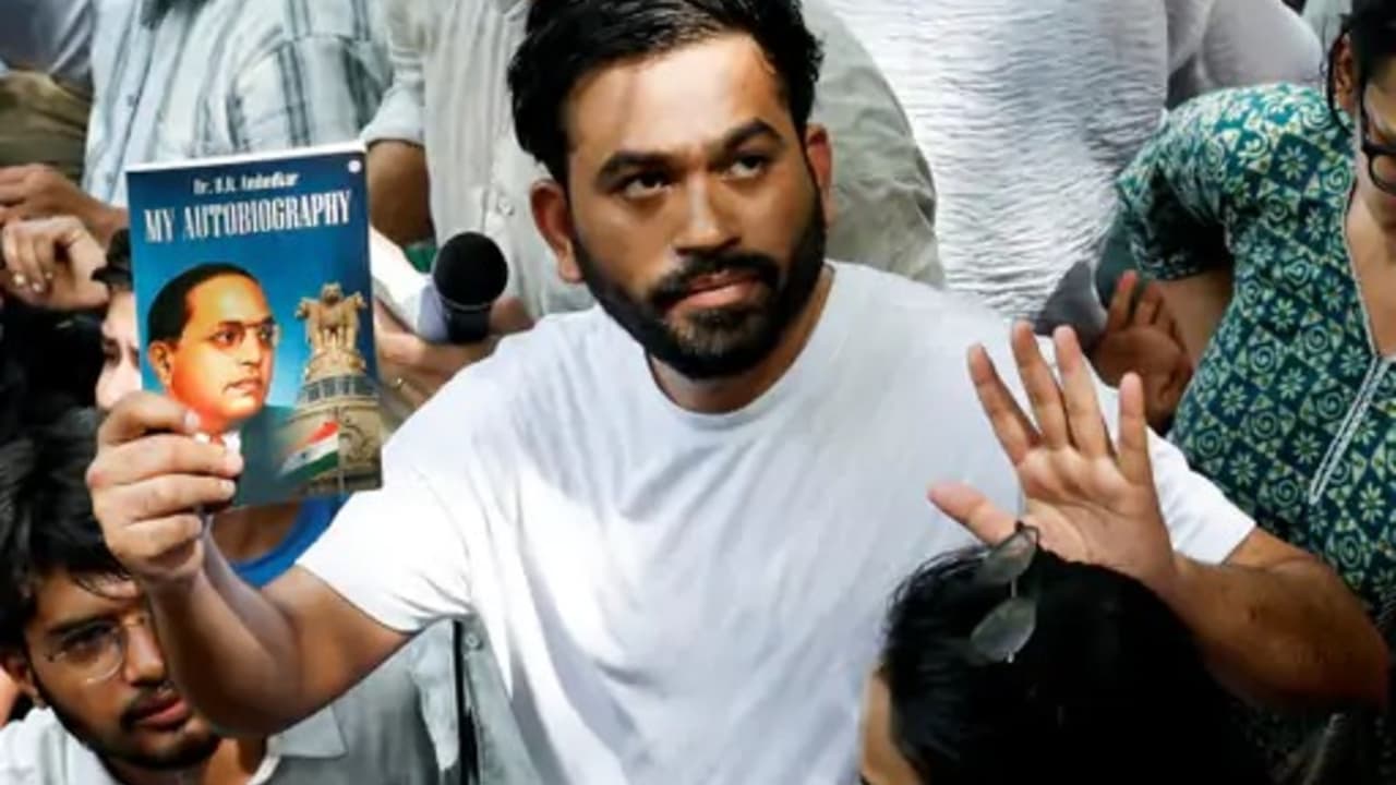 വിദ്യാർത്ഥികൾ ഭീകരവാദികളല്ല, സർക്കാർ വിദ്യാർത്ഥികളെ ലക്ഷ്യമിടുന്നത് അവസാനിപ്പിക്കണം: അഭിജിത്ത് ദീപ്കെ