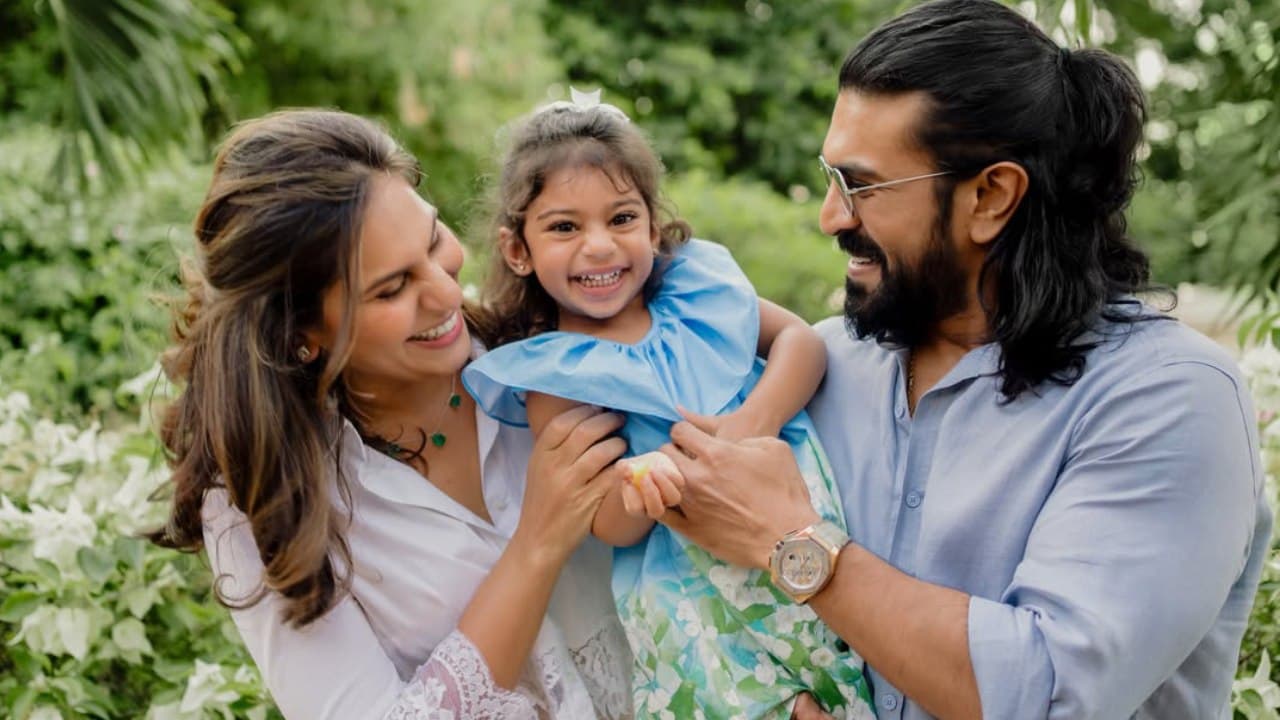 క్లింకార ఫేస్ రివిల్ చేసిన రామ్ చరణ్, ఉపాసన.. ఎవరిపోలికలు ఎక్కువగా ఉన్నాయంటే