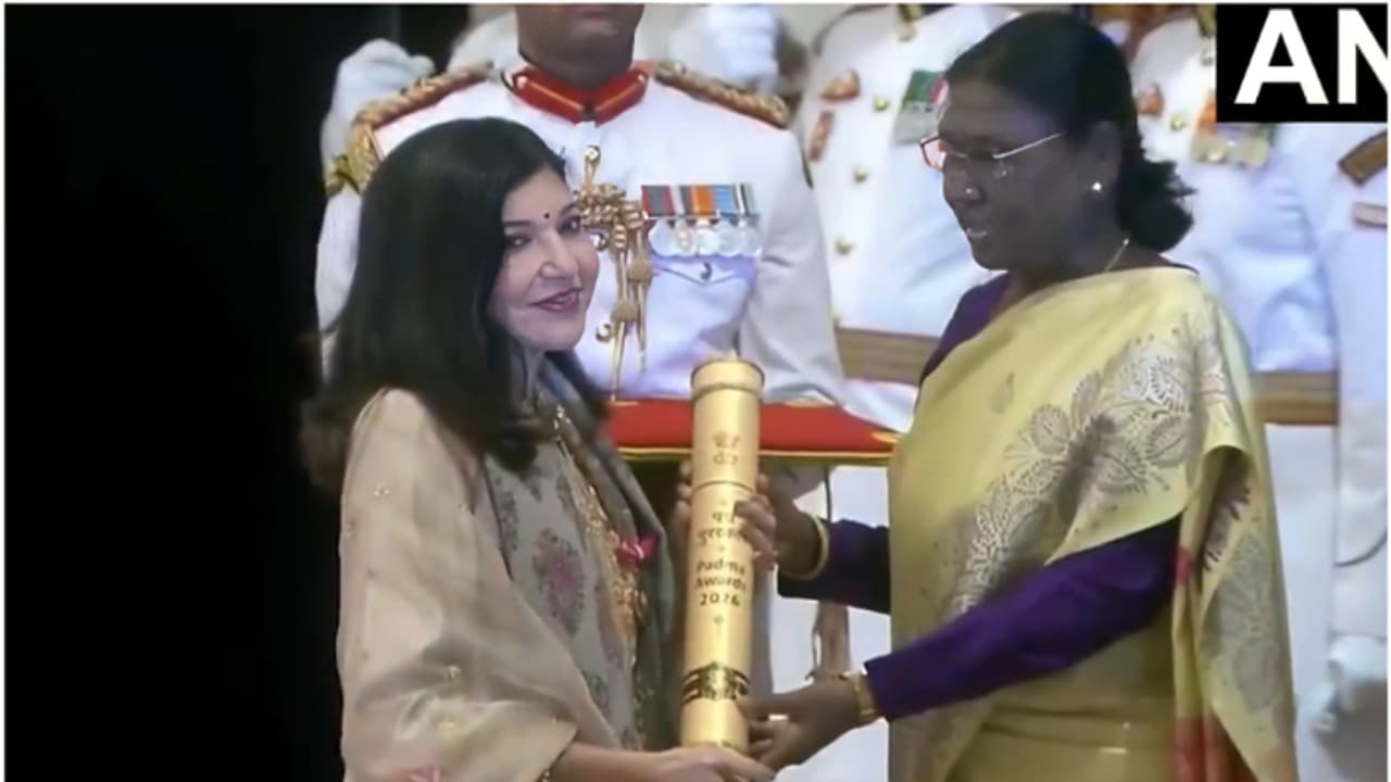 Alka Yagnik Honoured with Padma Bhushan at Rashtrapati Bhavan Ceremony