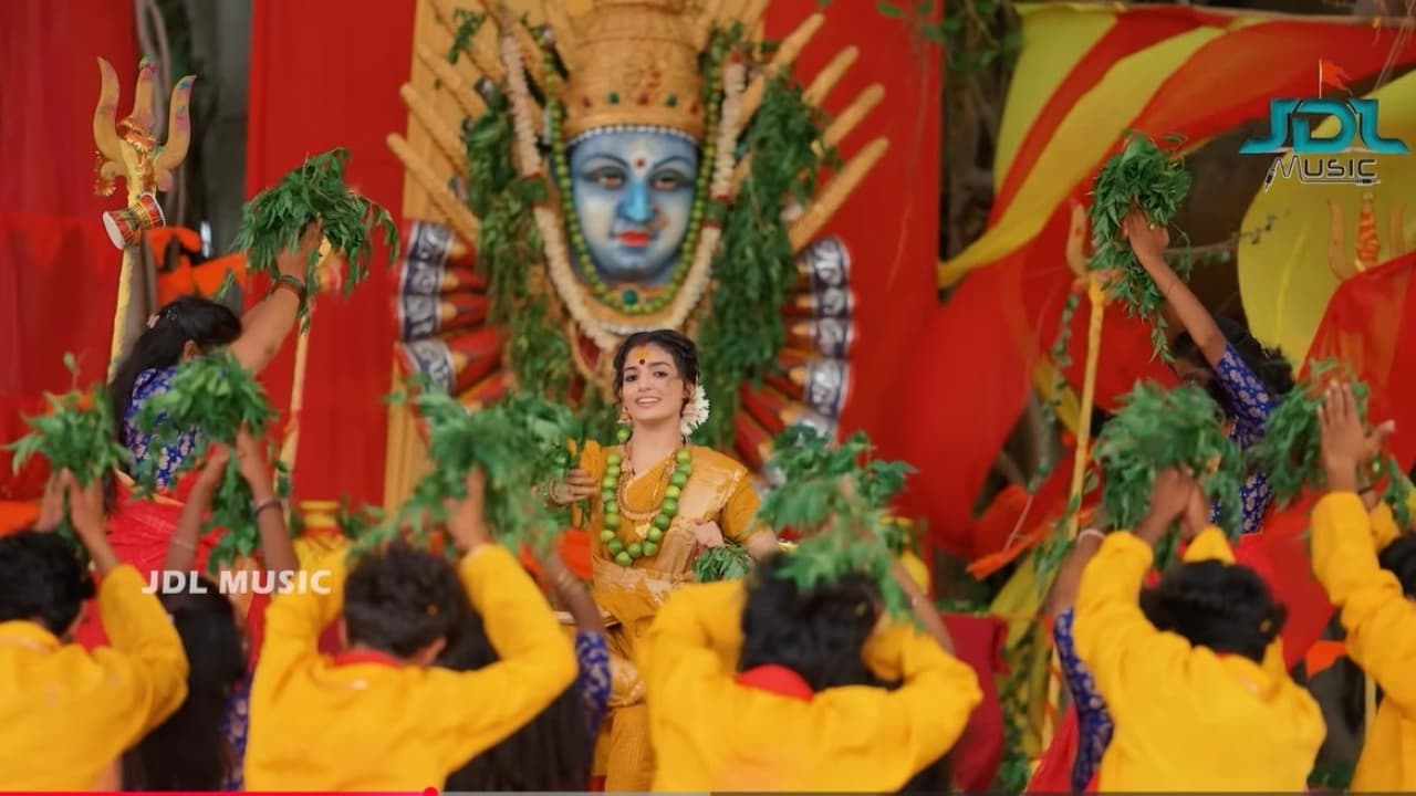 యూట్యూబ్ ను షేక్ చేస్తున్న ఇడుపు కాయితం హీరోయిన్ నాగదుర్గ బోనాల పాట