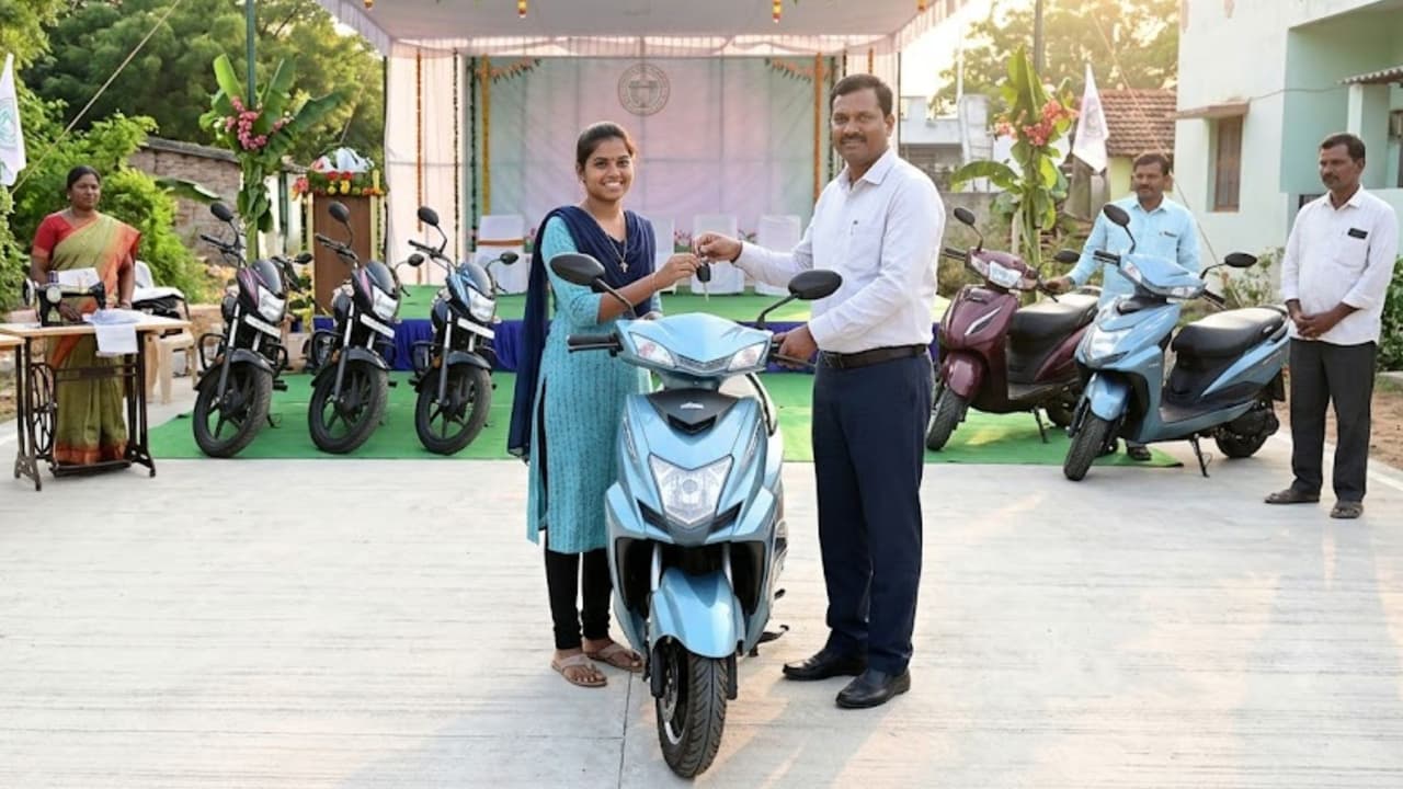 తెలంగాణ ప్రభుత్వం కీలక నిర్ణయం.. వారికి ఉచితంగా బైక్ లు, స్కూటీలు.. ఎలా అప్లై చేసుకోవాలంటే