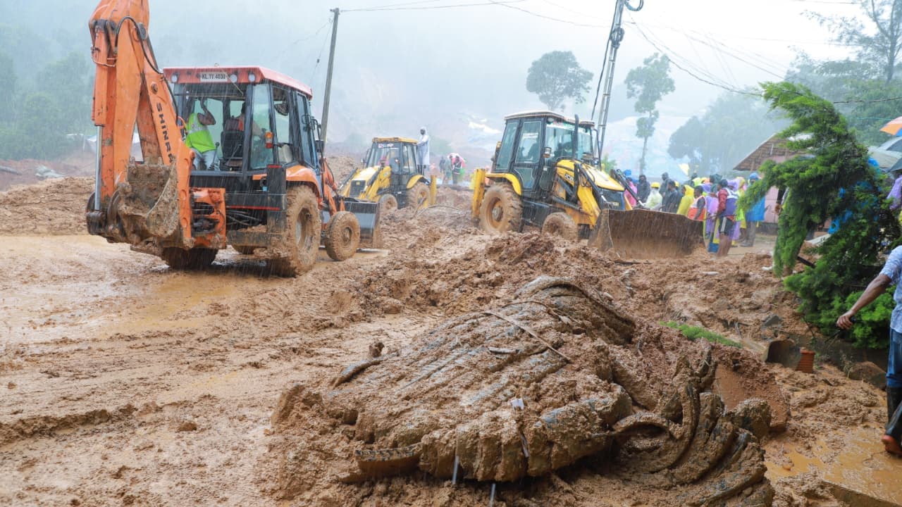 പെരുമഴപ്പെയ്ത്ത്, ഭീതിതമായി ഇരച്ചെത്തി ദുരന്തം, കള്ളാടിയിൽ സര്വ സന്നാഹങ്ങളുമായി രക്ഷാപ്രവര്ത്തനം