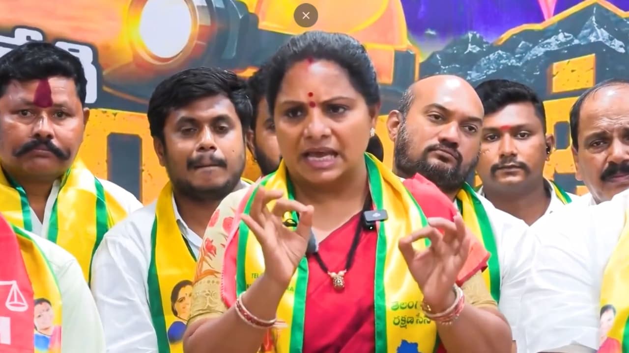 ఆ రూ. 1400 కోట్లు అమ ర వీరుల కుటుంబాల కు పంచండి.. క విత కీల క