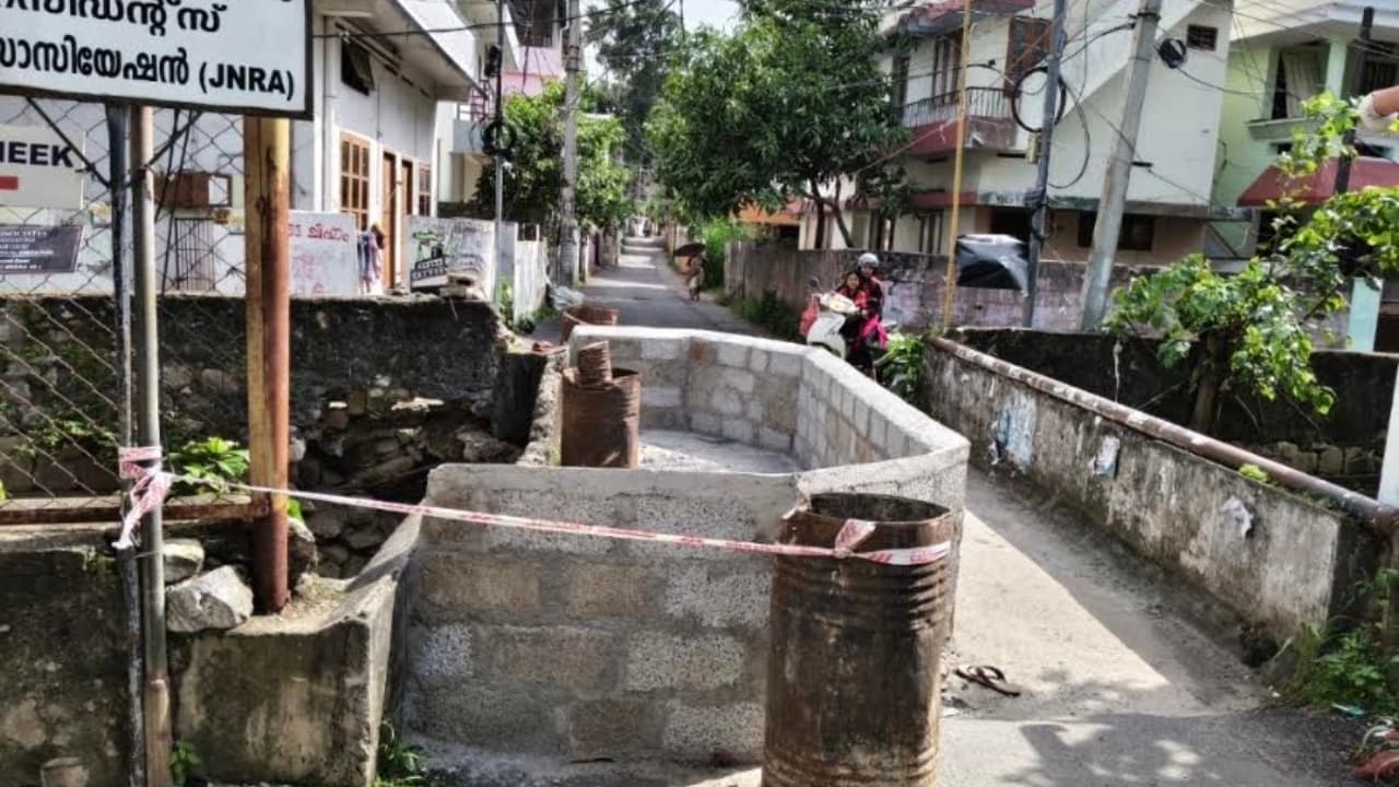 വിചിത്ര നടപടി, പാലത്തിന് മുകളിൽ മതിൽ കെട്ടി; തിരുവനന്തപുരം കോർപറേഷൻ ഭരണസമിതിക്കെതിരെ ജനരോഷം; വഞ്ചിയൂരിലെ നാട്ടുകാർ സമരത്തിലേക്ക്