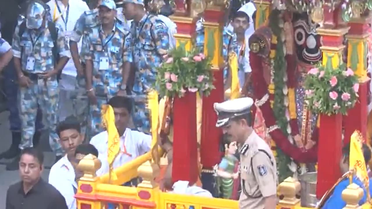 Jagannath Rath Yatra: अहमदाबाद में निकली भव्य रथयात्रा, 7 PHOTO में देखें भ्रमण पर कैसे निकले भगवान जगन्नाथ