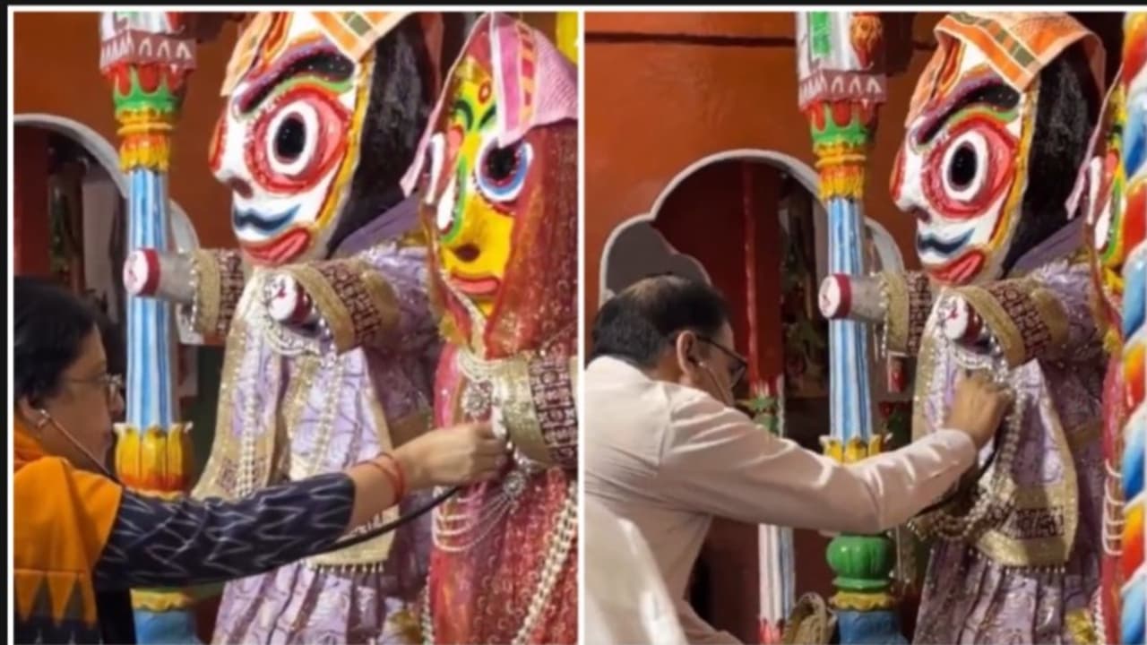 Faith Meets Modern Science? UP Doctors Examine Lord Jagannath's Health With Stethoscopes Before Rath Yatra (WATCH)