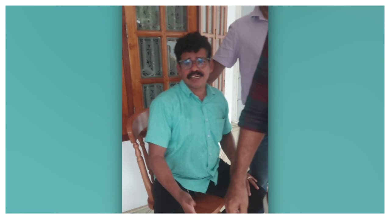 പൂഴിമണ്ണ് ശേഖരിച്ച് വിൽപനക്ക് അനുമതി തേടി ഓഫീസിലെത്തി, അപേക്ഷിച്ചത് കഴിഞ്ഞ വർഷം ജൂണിൽ, ഉദ്യോഗസ്ഥൻ ആവശ്യപ്പെട്ടത് 15,000 രൂപ കൈക്കൂലി, പിടിയിൽ