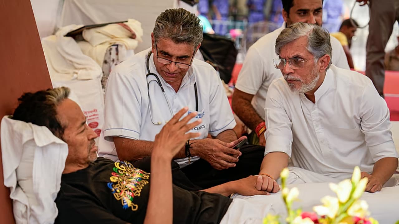 സിജെപി സമരത്തിന് കോൺഗ്രസിന്റെ ഔദ്യോഗിക പിന്തുണ; സമരപ്പന്തലിൽ നേരിട്ടെത്തി പവൻ ഖേര, സോനം വാങ്ചുക്കിന്റെ ആരോഗ്യനില ആശങ്കയില്