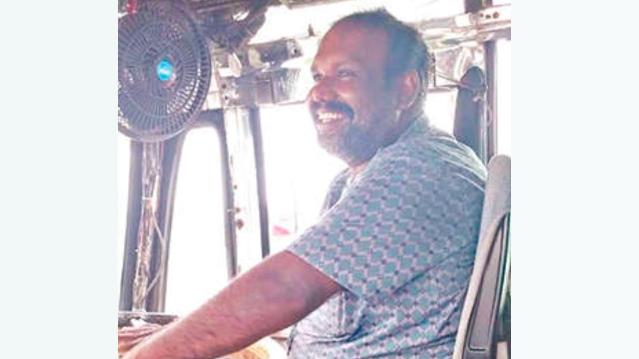 യാത്രക്കാരുമായി പോകുന്നതിനിടെ മാഞ്ഞാലി പാലത്തിൽ ആൾക്കൂട്ടം, പുഴയിലേക്ക് എടുത്തുചാടി 18കാരിക്ക് രക്ഷകനായി ബസ് ഡ്രൈവർ