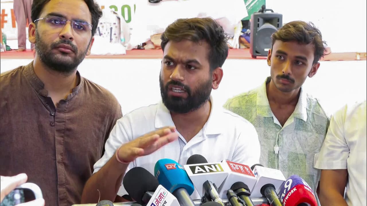 'രാജ്യത്തിന് സോനം വാങ്ചുക്കിനെ വേണം', നിരാഹാരം അവസാനിപ്പിക്കാൻ അഭ്യർത്ഥിച്ച് അഭിജിത് ദീപ്കെ; 'ധർമ്മേന്ദ്ര പ്രധാന് രാജിവെക്കും വരെ സിജെപി പ്രക്ഷോഭം'