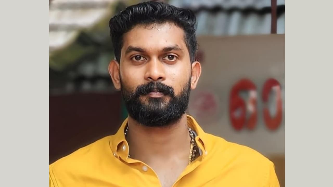 കൈത്തോക്ക് ഉപയോഗിച്ച് വെടിയുതിർത്തു, സംഘം ചേർന്ന് വാളും കത്തിയും ഉപയോഗിച്ച് വെട്ടി കൊല്ലാൻ ശ്രമം; ലിയോയെ കൊച്ചിയിൽ നിന്നും നാട് കടത്തി