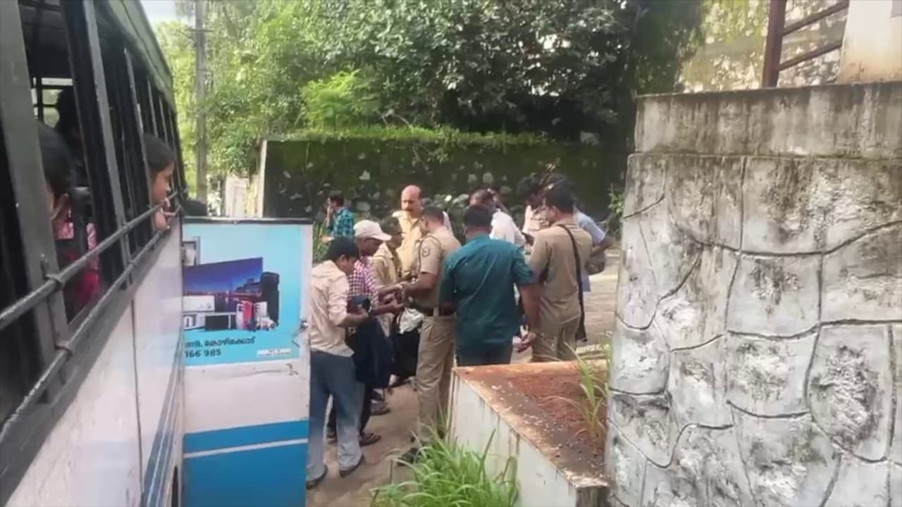 പ്രിയദർശിനിയിൽ മോഷണം? അതിഥി തൊഴിലാളിക്ക് നഷ്ടമായത് 15000 രൂപ, യാത്രക്കാരെ പരിശോധിച്ച് പൊലീസ്