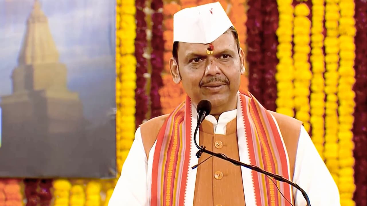 फडणवीसांची पंढरपूर येथे महापूजा; मोदींच्या तरुणाई धोरणाचे कौतुक
