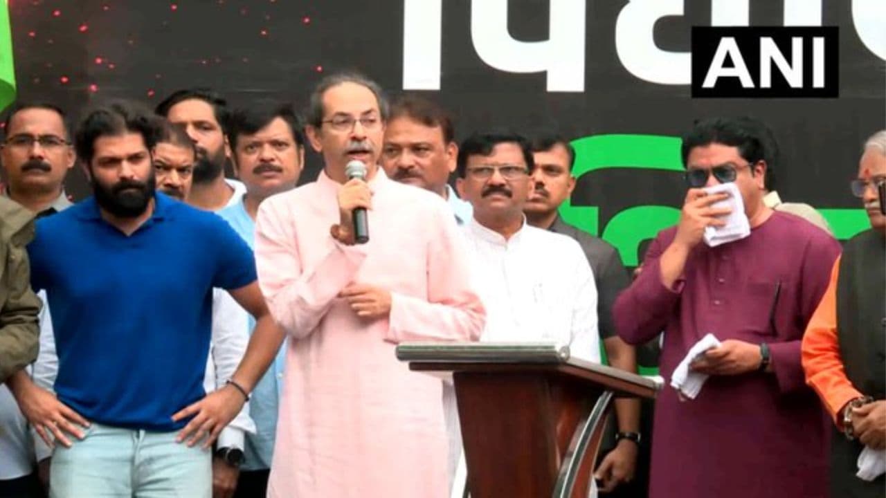 ठाकरे बंधूंच्या तिरंगा रॅलीत मोदी सरकारवर टीका