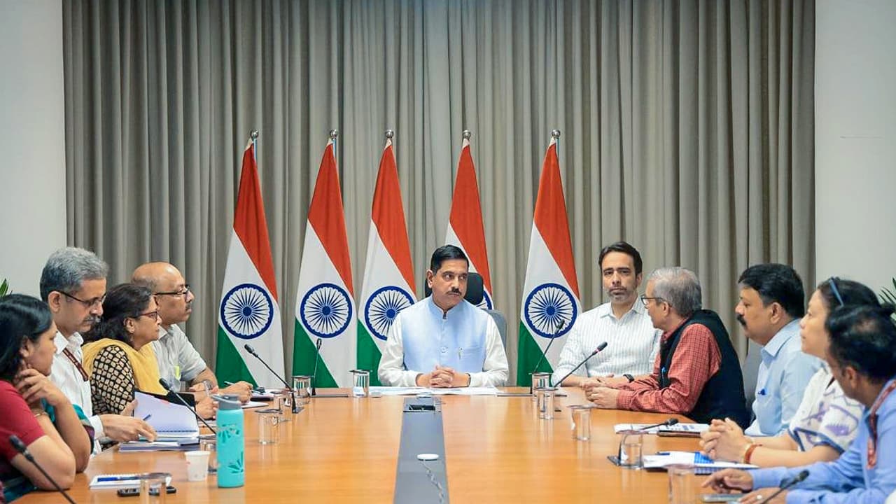 धर्मेंद्र प्रधान की कुर्सी संभालते ही एक्टिव दिखे प्रह्लाद जोशी, पहले ही दिन लगाई अफसरों की क्लास: 5 PHOTO