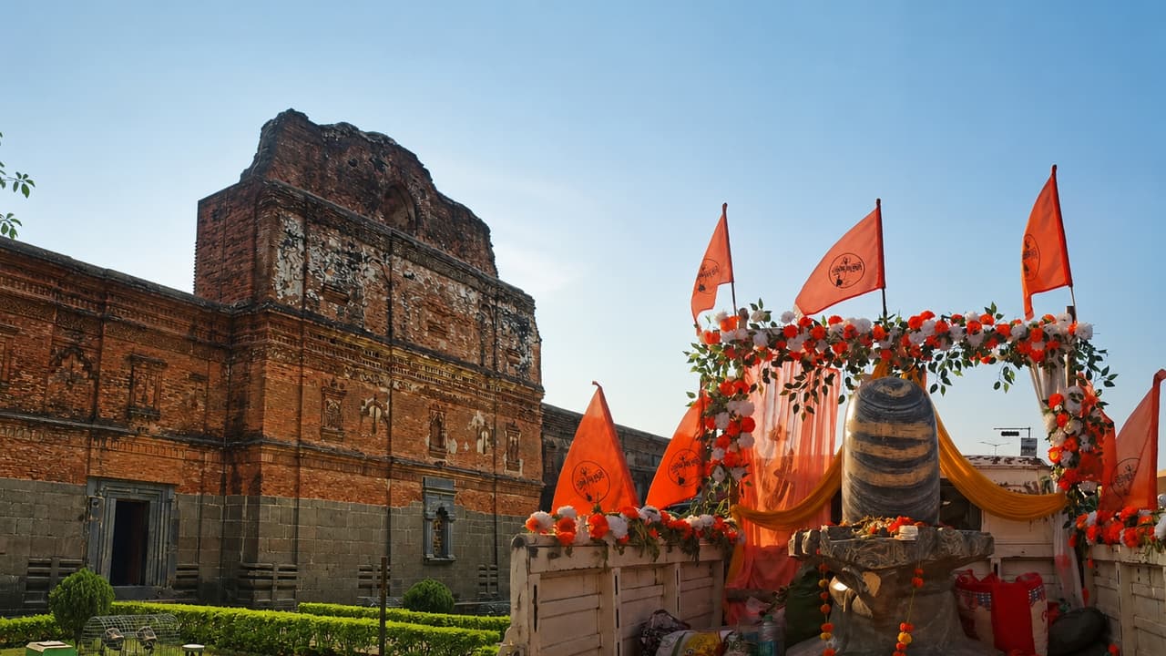আদিনা মসজিদের কাছে শিবলিঙ্গ স্থাপনের শোভাযাত্রা
