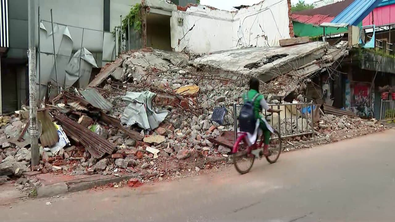 കൈയൂക്കുള്ളവൻ കാര്യക്കാരനോ? വസ്ത്ര വ്യാപാര സ്ഥാപനത്തിനു മുന്നിലുണ്ടായിരുന്ന പെട്ടിക്കട പൊളിച്ചുനീക്കി, പ്രതിഷേധം