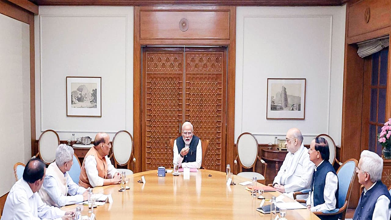 পশ্চিম এশিয়া সংকটে মোদীর বৈঠক, জ্বালানি ও নাবিকদের নিরাপত্তায় জোর