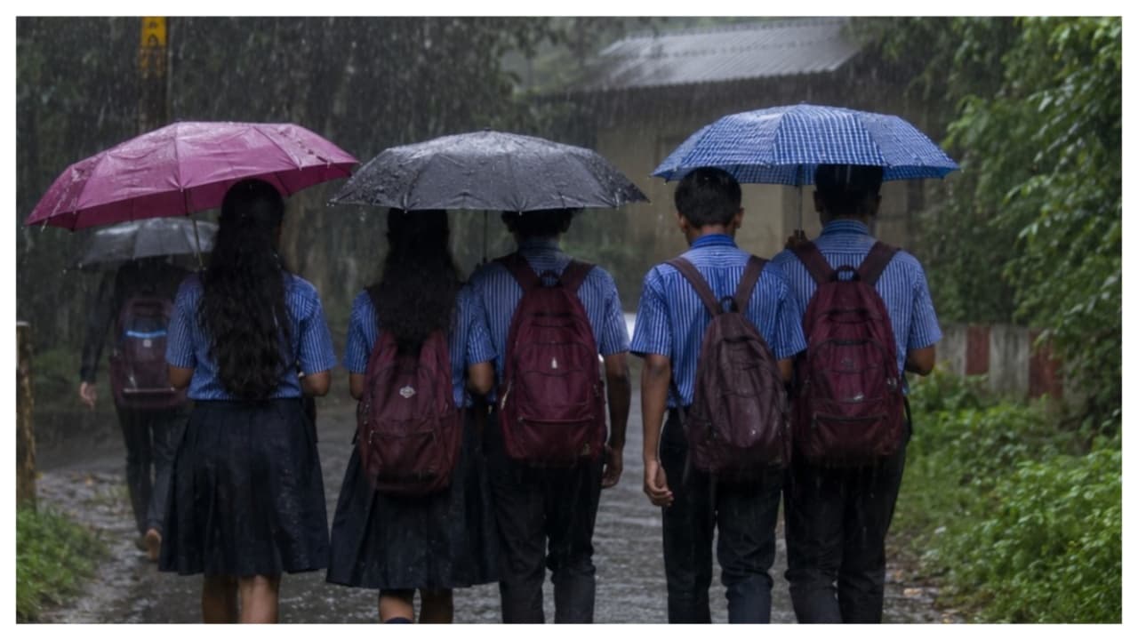 കനത്ത മഴ: 4 ജില്ലകളിലെ വിദ്യാഭ്യാസ സ്ഥാപനങ്ങൾക്ക് ഇന്ന് അവധി; 6 ജില്ലകളിൽ അടുത്ത 3 മണിക്കൂറിൽ റെഡ് അലർട്ട്