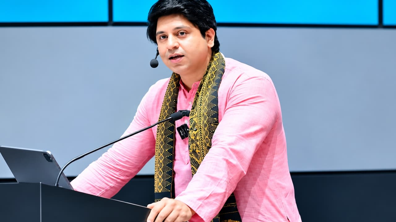 শেহজাদ পুনাওয়ালার বায়ো বদল, রাজনীতি ছাড়ার জল্পনা