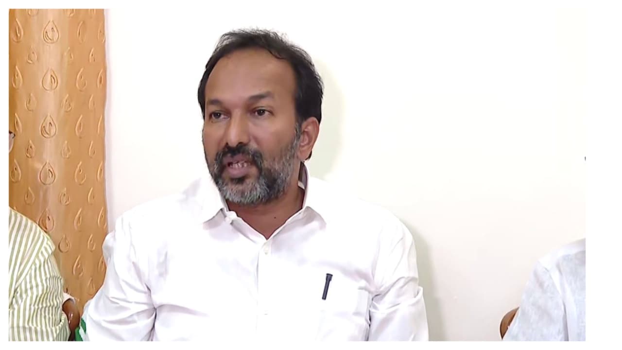 'പത്തനംതിട്ടയിൽ ജാഗ്രത തുടരണം, ഇന്ന് രാത്രിയും മിന്നൽപ്രളയ സാധ്യത, ആളുകളെ സുരക്ഷിത സ്ഥാനത്തേക്ക് മാറ്റും': പി സി വിഷ്ണുനാഥ്