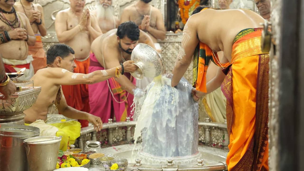 सावन के पहले सोमवार पर बाबा महाकाल का दिव्य श्रृंगार, 10 तस्वीरों में करें दर्शन
