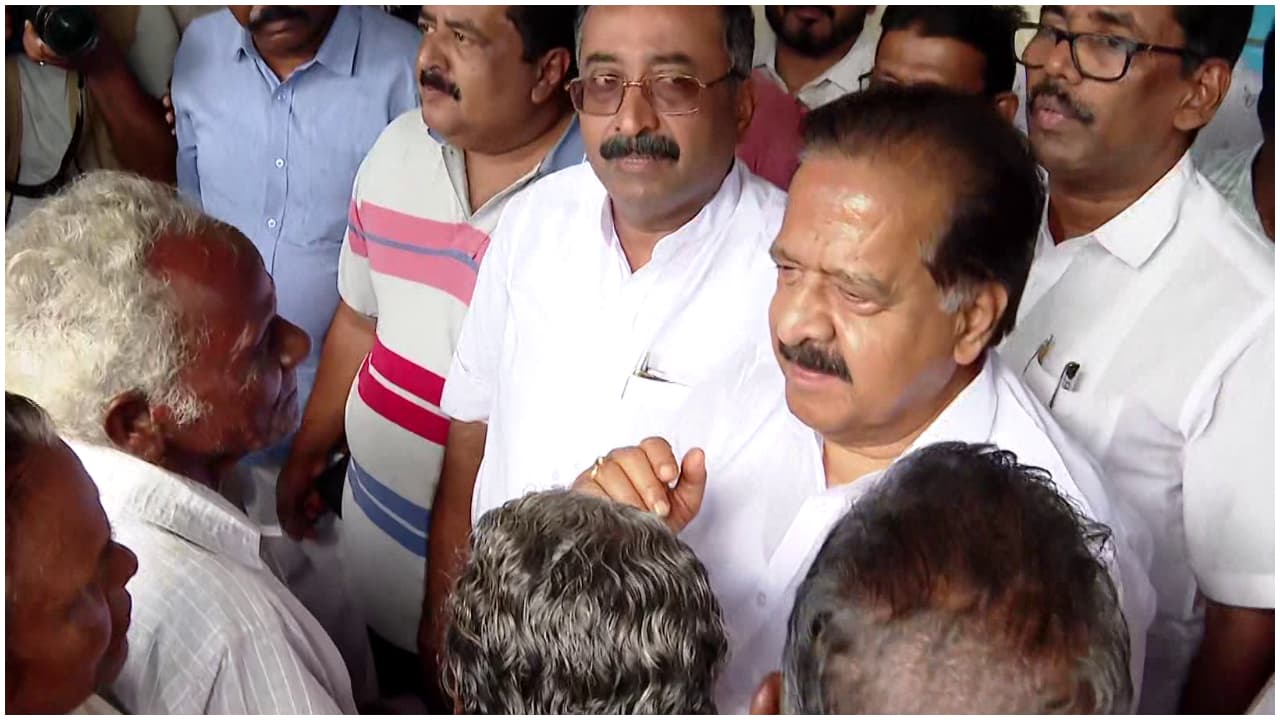 പ്രളയബാധിതർക്കൊപ്പം സർക്കാരുണ്ടാകും, കേന്ദ്രത്തിന്റെ സഹായം തേടും, അടുത്ത മന്ത്രിസഭ യോഗം തീരുമാനമെടുക്കും; ദുരിതാശ്വാസ ക്യാമ്പിലെത്തി ചെന്നിത്തല