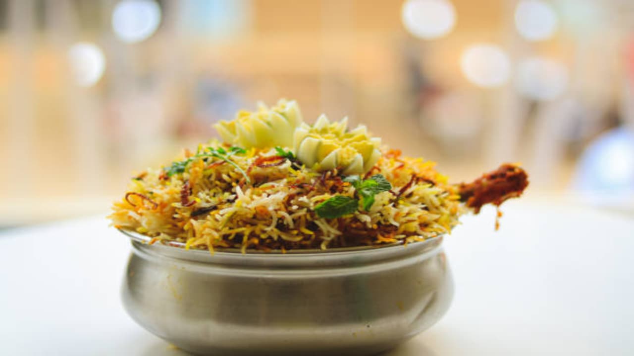 பிரியாணி வியாபாரம்: தினமும் 50 தட்டுகள் விற்றால் மாதம் ரூ.1.35 லட்சம் வருவாய்
