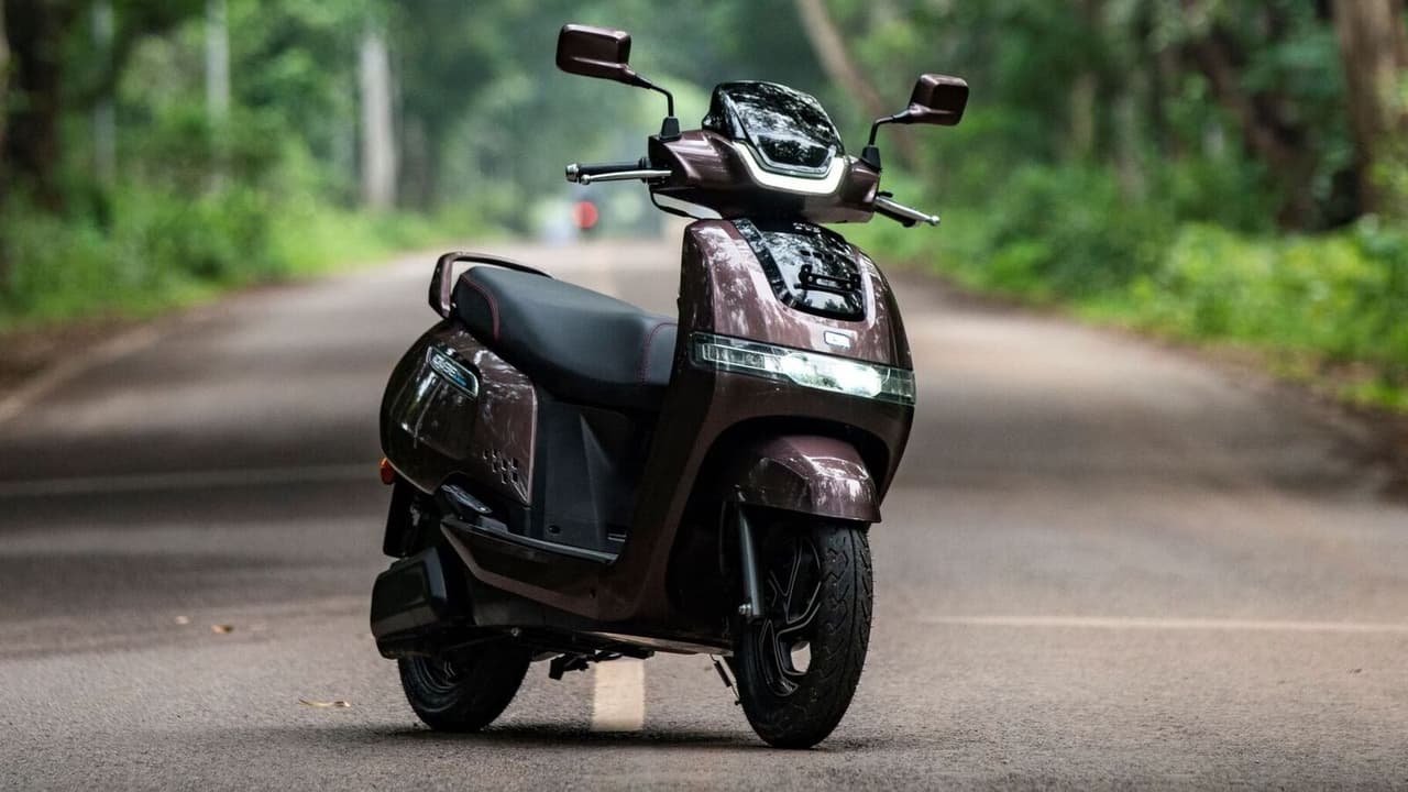 TVS मोटर ने रचा इतिहास: एक महीने में 55,000 से अधिक इलेक्ट्रिक स्कूटर बेचकर बनाया नया रिकॉर्ड