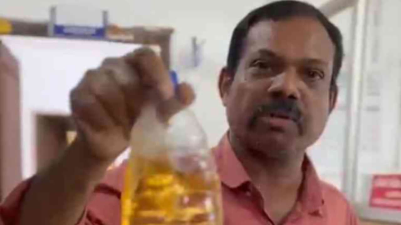 വീട്ടിലേക്ക് വഴിയില്ല, പെട്രോള് കുപ്പിയുമായി കുടുംബത്തിന്റെ ആത്മഹത്യാ ഭീഷണി, വാഴയൂർ പഞ്ചായത്ത് ഓഫീസില് നാടകീയ രംഗങ്ങള്