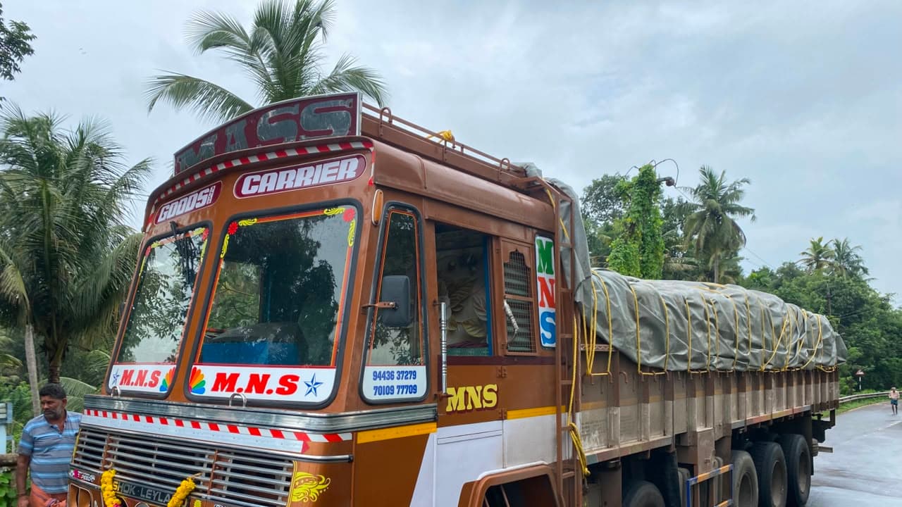 എഞ്ചിൻ തകരാറിലായ ഉപ്പ് ലോറി നീരേറ്റുപുറം പാലത്തിൽ കുടുങ്ങി; ഗതാഗത തടസ്സം