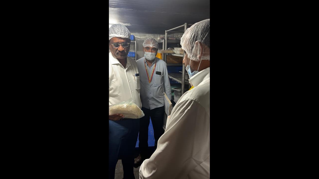 বেঙ্গালুরুর বিলাসবহুল হোটেলে খাদ্য সুরক্ষা লঙ্ঘন, বিপুল পরিমাণ নষ্ট খাবার জব্দ