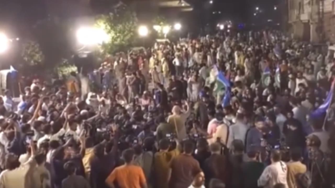 পাকিস্তানে জ্বালানি মূল্যবৃদ্ধির প্রতিবাদে বিক্ষোভ