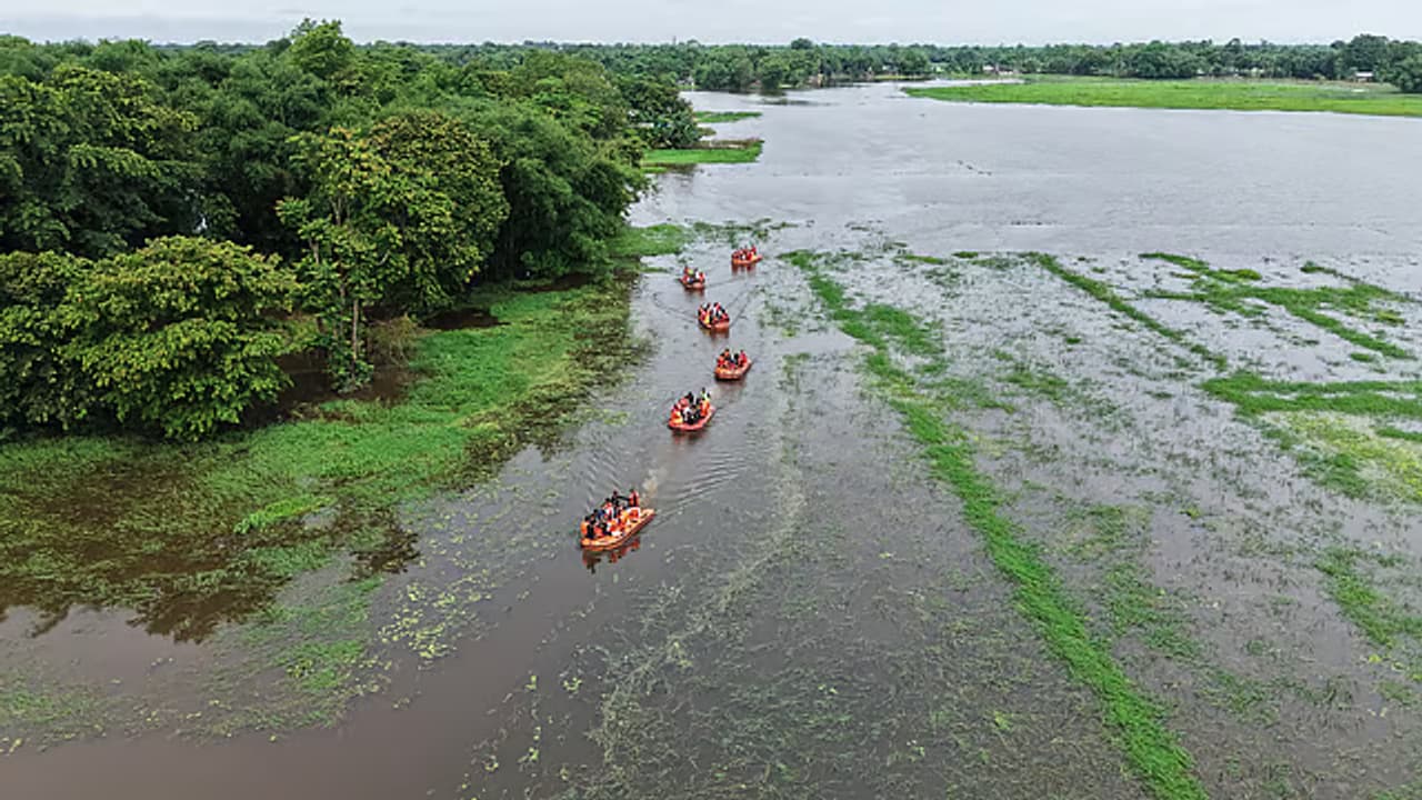অসমে বন্যা: মৃত ৯৯, যোরহাটে জল নামছে