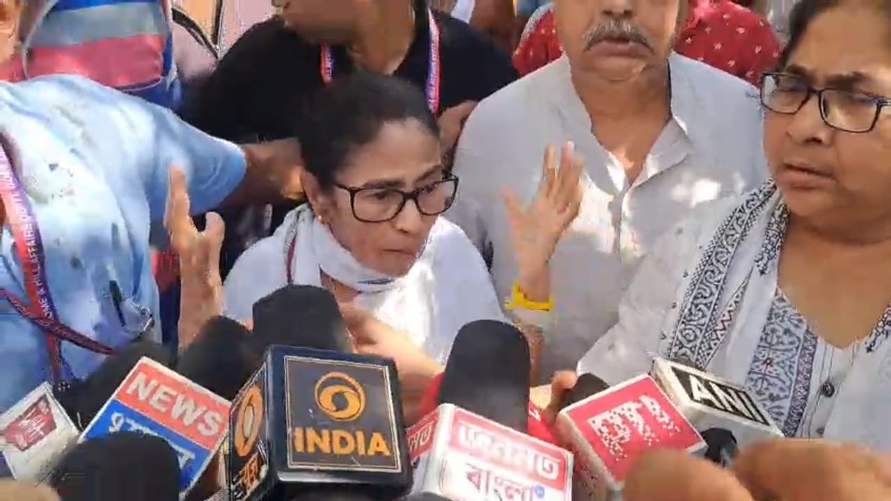 কাঁচরাপাড়ায় বিক্ষোভের মুখে মমতা, গাড়িতে ইট-চটি ছোড়ার অভিযোগ