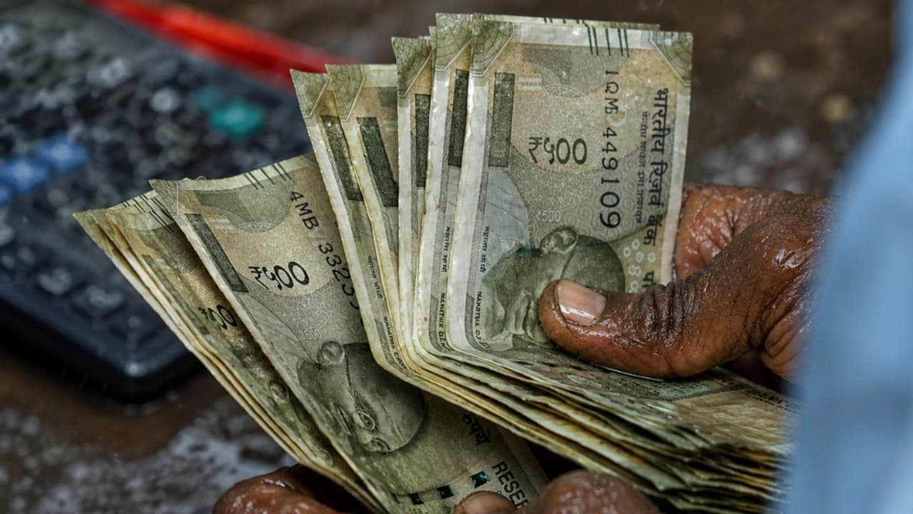 Wet Currency: தண்ணீரில் நனைந்த ரூபாய் நோட்டை நொடியில் புதுசு போல மாற்றலாம்! இதோ சில எளிய வழிகள்!