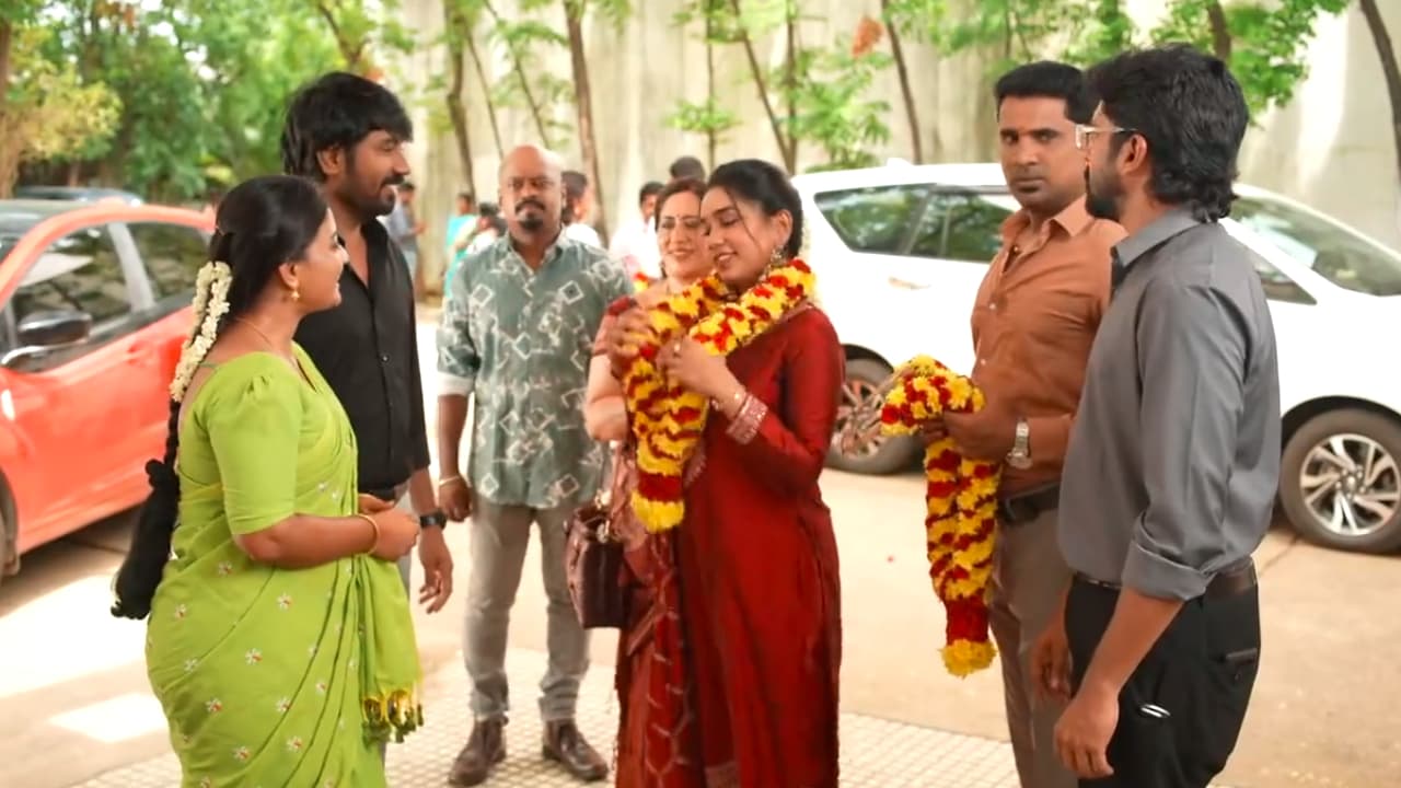 Siragadikka Aasai : முத்து, மீனாவிடம் இருந்து ஜஸ்ட் மிஸ்ஸில் தப்பித்த மனோஜ்... கிரிஷ் உடன் வந்து பிளாக்மெயில் பண்ணும் ரோகிணி