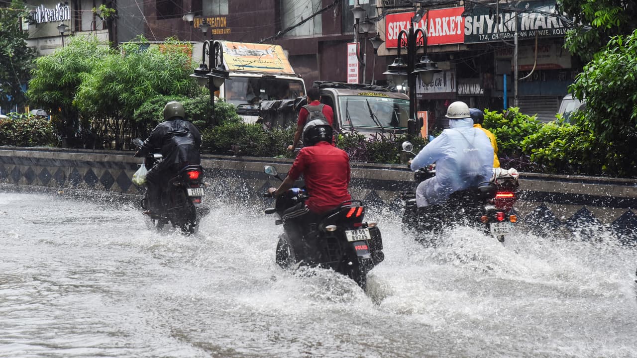 Kolkata Weather Update: Low Pressure Triggers Heavy Rainfall; Will It Cause Flood Before Durga Puja