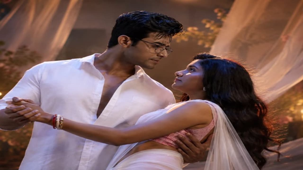 Ranojoy Bishnu: সাদা শিফন শাড়ি পরে রণজয়ের কোলে ঢোলে পড়লেন অভিকা! শ্যামৌপ্তির সঙ্গে বিচ্ছেদের কারণ কি এই নয়া প্রেম কাহিনি?