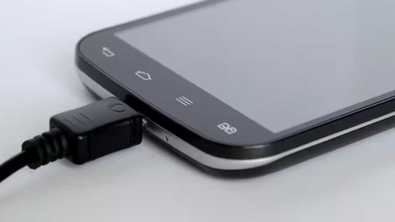Phone Charging: மொபைல் சார்ஜ் போட்டுட்டு இப்படித்தான் கழட்டுறீங்களா? பெரிய ஆபத்து இருக்கு!
