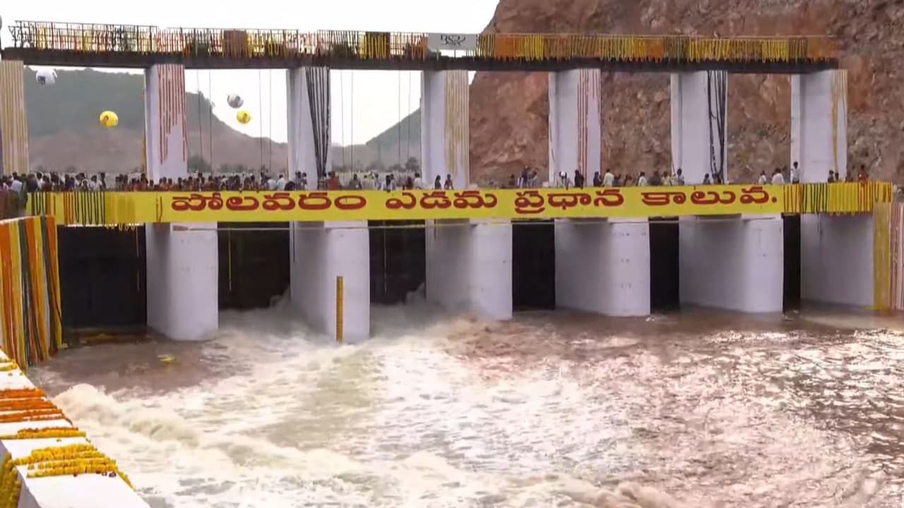 కొండ లను చీల్చి గోదావ రిని తీసుకొచ్చిన ఇంజ నీరింగ్ అద్భుతం.. పోల వరం ఎడ