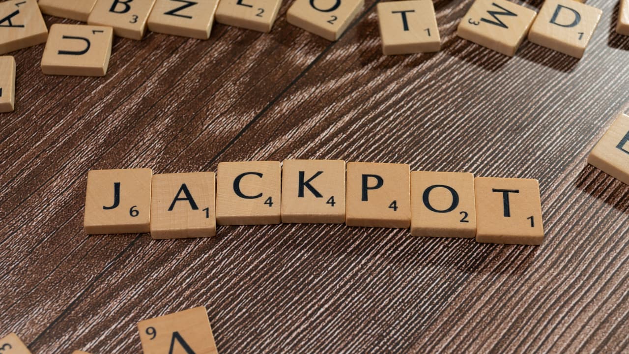 Shared Work Lunch US Woman Wins $2 Million Lottery During Lunch Break, Then Returns to ...