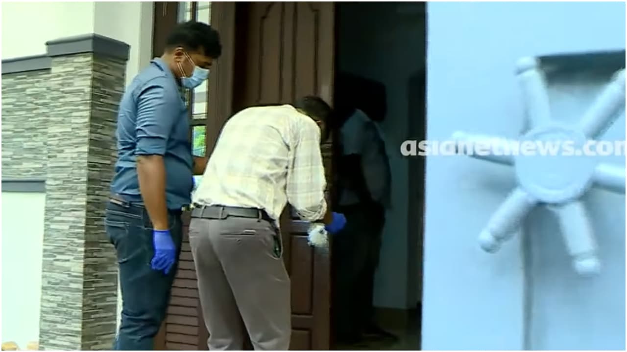 തൃശൂർ നഗരത്തിൽ വൻ കവർച്ച; കൂർക്കഞ്ചേരിയിലെ വീട്ടിൽ നിന്നും കവർന്നത് 55 പവൻ സ്വർണവും മൂന്നര ലക്ഷം രൂപയും