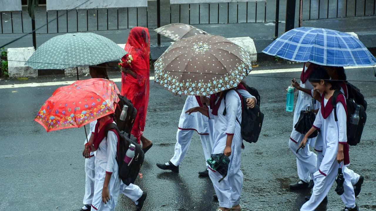 উত্তরপ্রদেশে টানা বৃষ্টিতে লখনউ, প্রয়াগরাজ, কানপুরে স্কুল বন্ধ