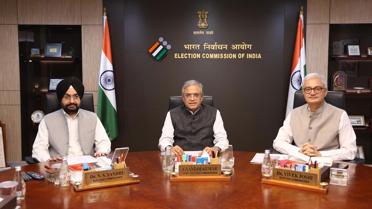 SIR నోటీసులపై ఈసీ కీలక మార్పులు.. ఓటర్లు BLOల వద్దకు వెళ్లాల్సిన అవసరం లేదు