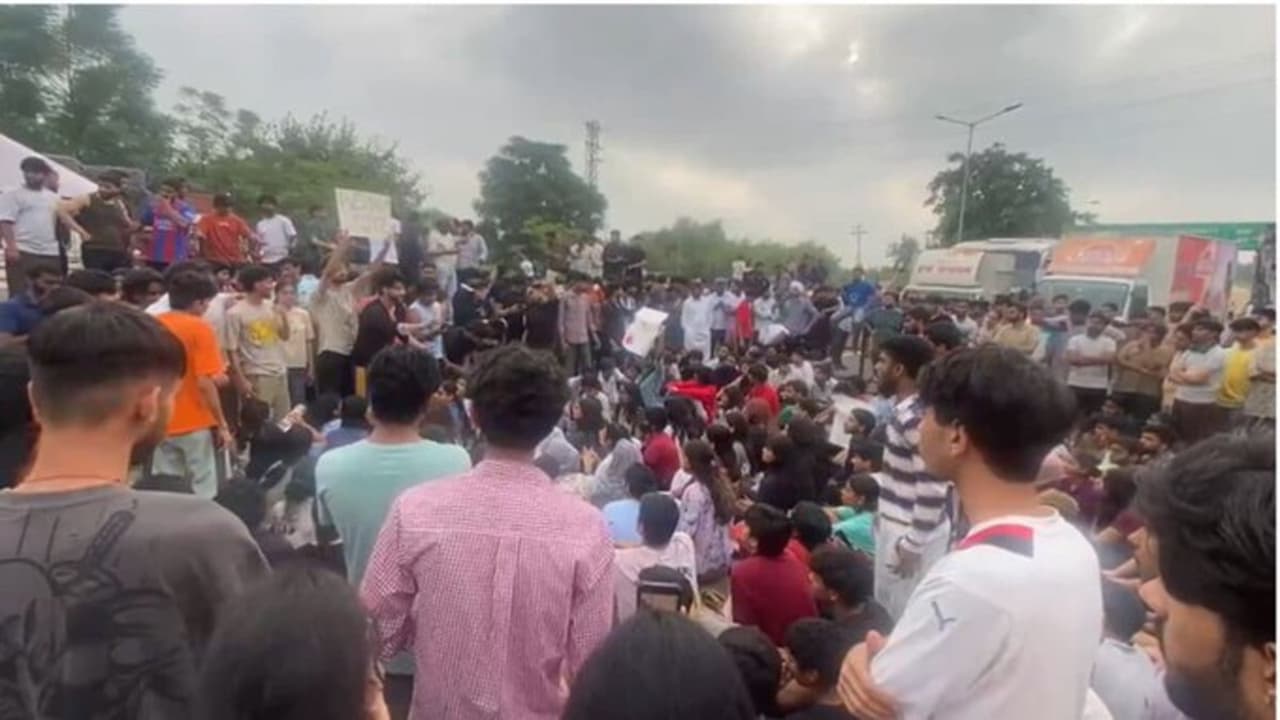 w-1280,h-720,format-jpg,imgid-01m3gnmsppymks46d9neznp6xx,imgname-lpu-student-protest-rape-rumour-phagwara-punjab-university-vandalism-highway-jam-78-1790487193302.jpg