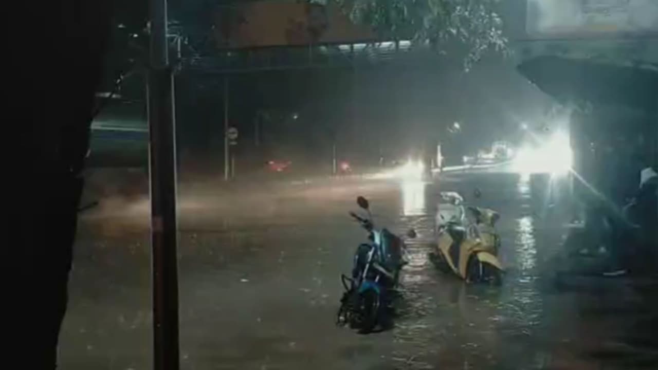 Bengaluru rains: ಬೆಳ್ಳಂಬೆಳಗ್ಗೆಯೇ ಸಿಲಿಕಾನ್ ಸಿಟಿಯಲ್ಲಿ ಭರ್ಜರಿ ಮಳೆ, ಎಲ್ಲೆಲ್ಲಿ ಏನೇನು ಅನಾಹುತ? ಇಲ್ಲಿದೆ ಮಾಹಿತಿ